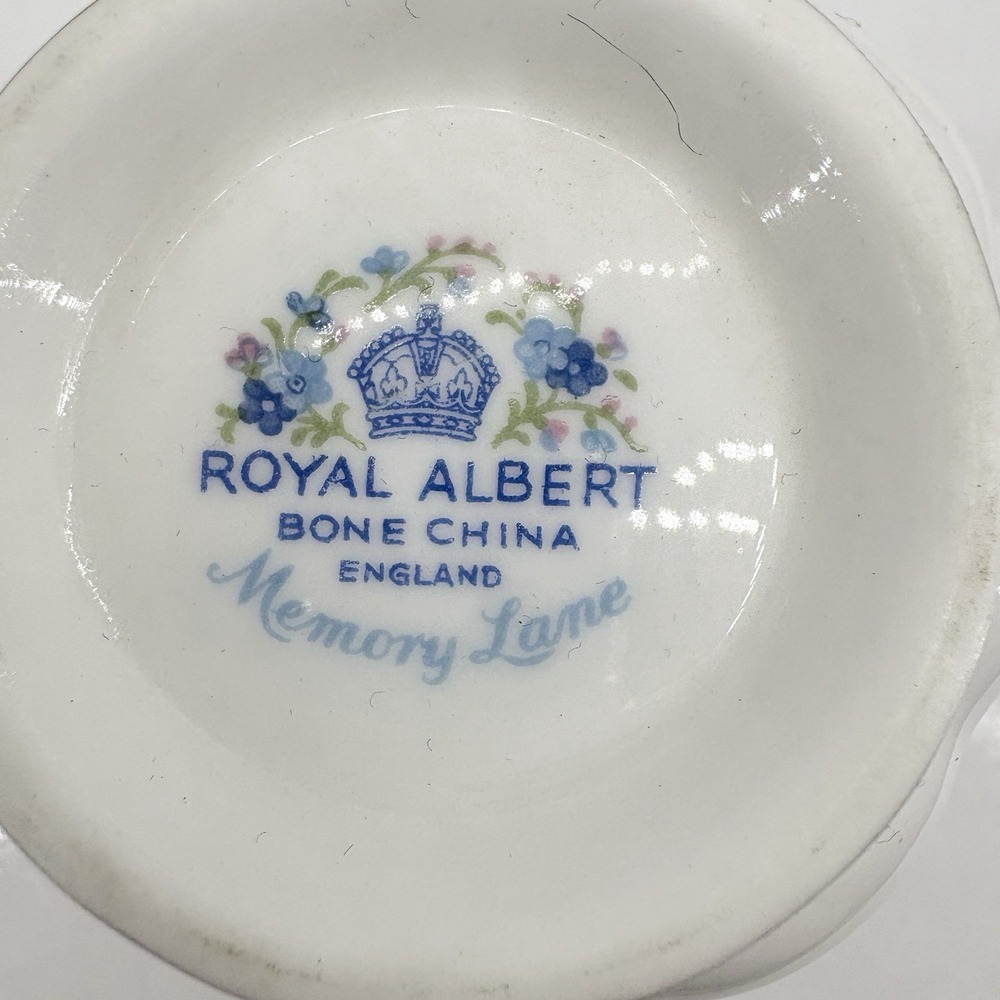 Vintage Royal Albert Memory Lane Tea Cup &‎ Saucer England Blue Floral Gold Trim - Picture 10 of 10